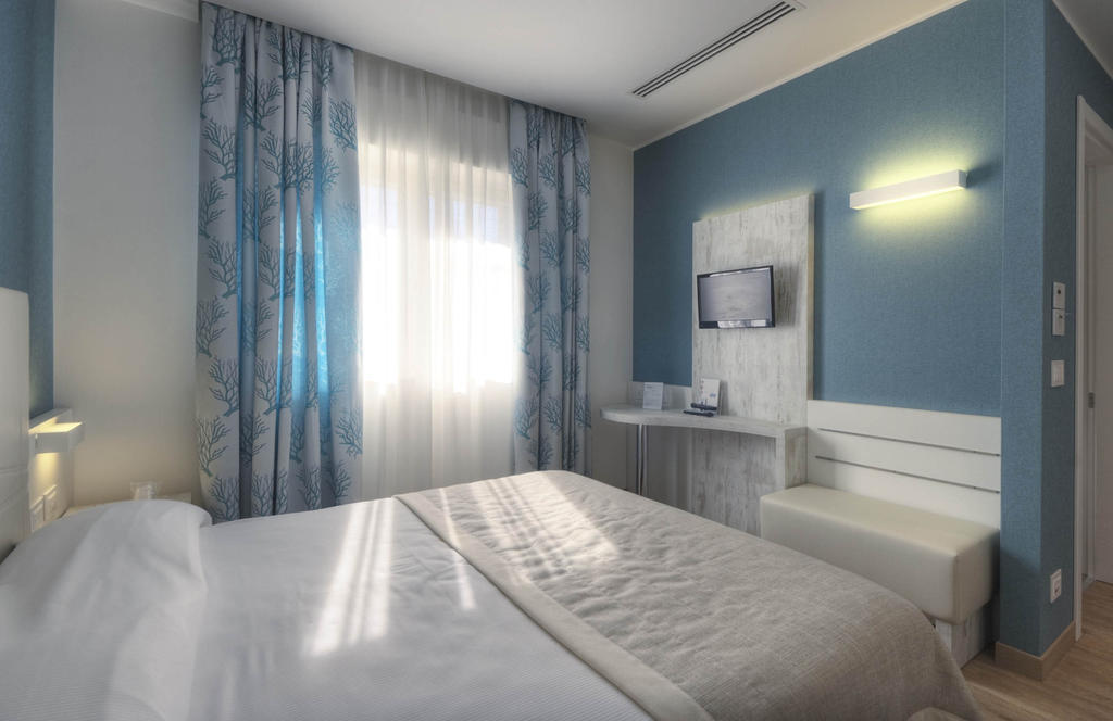 Gabbiano Hotel Чивитанова-Марке Экстерьер фото